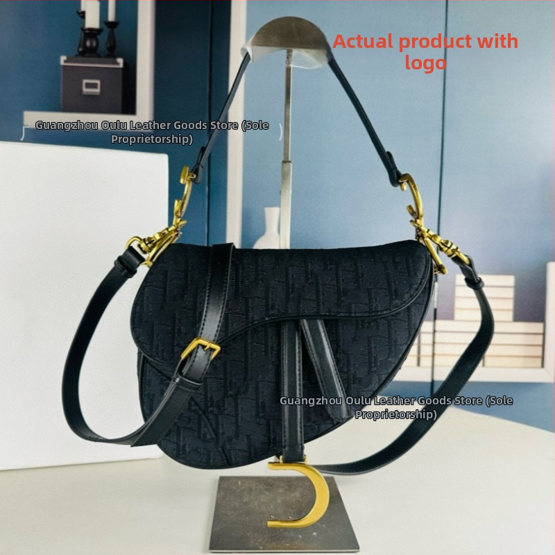 Saddle bag din piele naturală, broderie, închidere cu șnur și cataramă, interior laminat cu fermoar