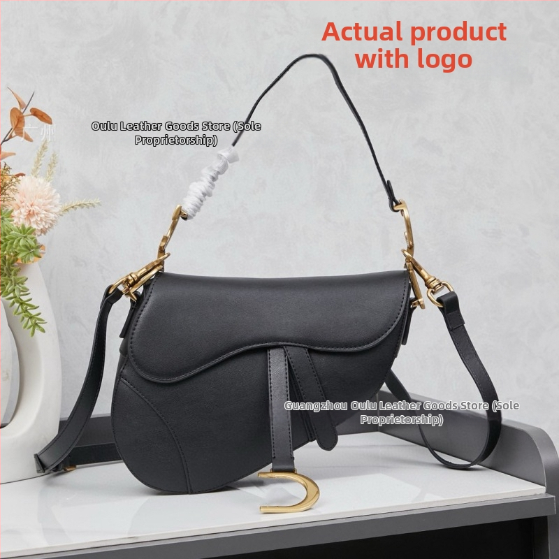 Saddle bag din piele naturală, broderie, închidere cu șnur și cataramă, interior laminat cu fermoar