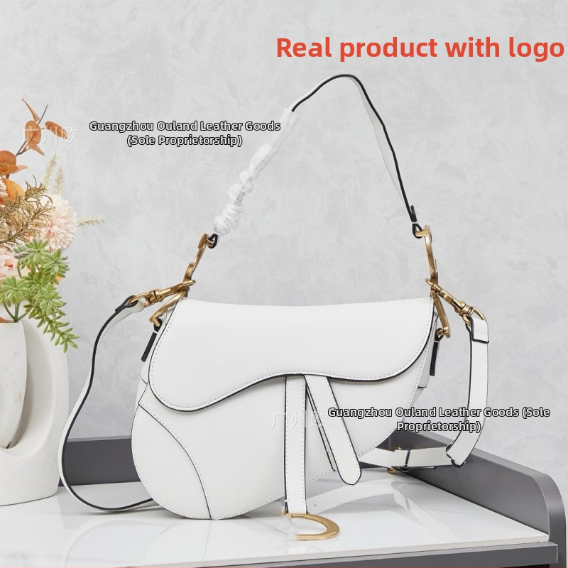 Saddle bag din piele naturală, broderie, închidere cu șnur și cataramă, interior laminat cu fermoar