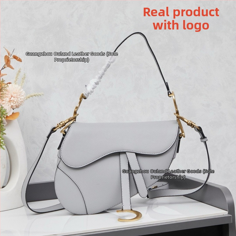 Saddle bag din piele naturală, broderie, închidere cu șnur și cataramă, interior laminat cu fermoar