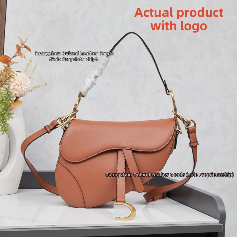 Saddle bag din piele naturală, broderie, închidere cu șnur și cataramă, interior laminat cu fermoar