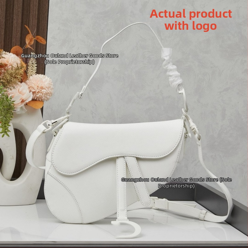 Saddle bag din piele naturală, broderie, închidere cu șnur și cataramă, interior laminat cu fermoar