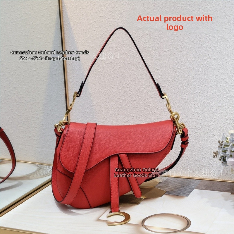 Saddle bag din piele naturală, broderie, închidere cu șnur și cataramă, interior laminat cu fermoar