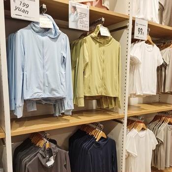 Ženski UV-zaštitni mrežasti kardigan s kapuljačom i zatvaračem, tanak ljeto, dugi rukavi, 70–80% poliester, poliester vlakna, organska pamuk — Ljeto 2023