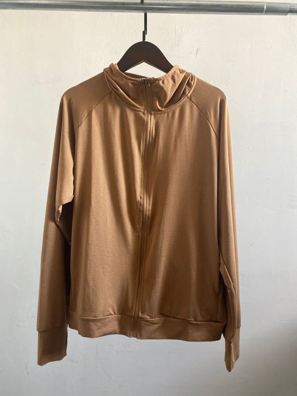 Ženski UV-zaštitni mrežasti kardigan s kapuljačom i zatvaračem, tanak ljeto, dugi rukavi, 70–80% poliester, poliester vlakna, organska pamuk — Ljeto 2023