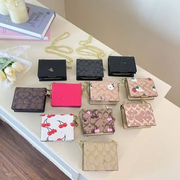 Πορτοφόλι με αλυσίδα και θήκη για κάρτες, PU δέρμα, οριζόντιο τετράγωνο σχήμα, άνοιγμα με καπάκι, εσωτερικός θήκη για έγγραφα και λαμινοποιημένη τσέπη με φερμουάρ, τσάντα με καπάκι, ένα λουρί ώμου, Καλοκαίρι 2024