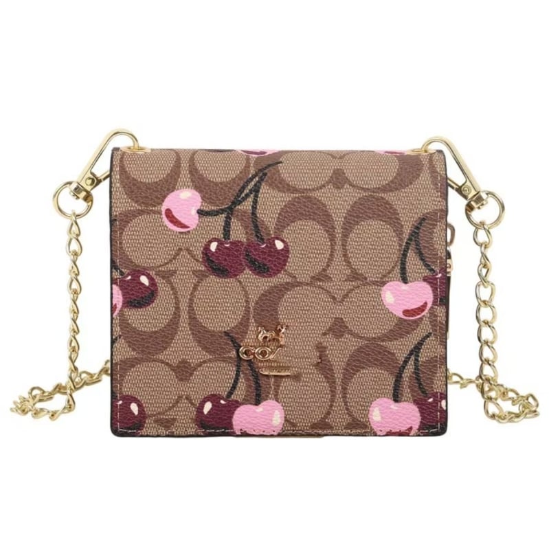 Πορτοφόλι με αλυσίδα και θήκη για κάρτες, PU δέρμα, οριζόντιο τετράγωνο σχήμα, άνοιγμα με καπάκι, εσωτερικός θήκη για έγγραφα και λαμινοποιημένη τσέπη με φερμουάρ, τσάντα με καπάκι, ένα λουρί ώμου, Καλοκαίρι 2024