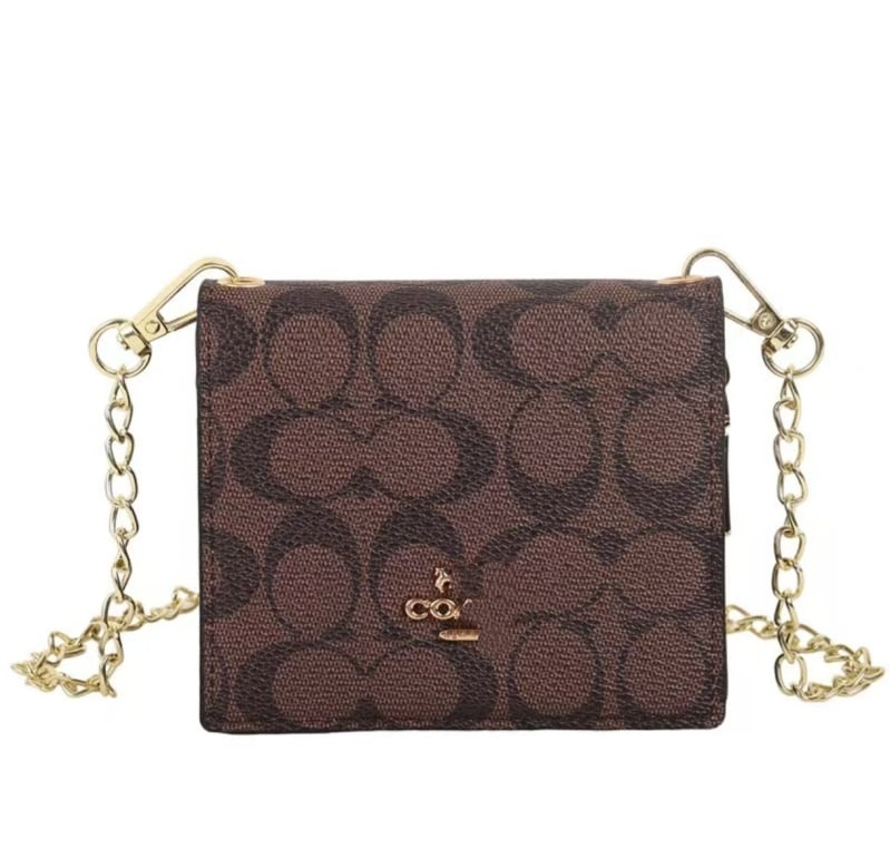 Πορτοφόλι με αλυσίδα και θήκη για κάρτες, PU δέρμα, οριζόντιο τετράγωνο σχήμα, άνοιγμα με καπάκι, εσωτερικός θήκη για έγγραφα και λαμινοποιημένη τσέπη με φερμουάρ, τσάντα με καπάκι, ένα λουρί ώμου, Καλοκαίρι 2024