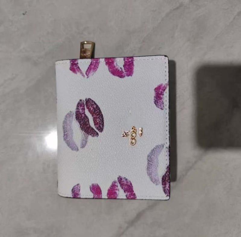 Πορτοφόλι με αλυσίδα και θήκη για κάρτες, PU δέρμα, οριζόντιο τετράγωνο σχήμα, άνοιγμα με καπάκι, εσωτερικός θήκη για έγγραφα και λαμινοποιημένη τσέπη με φερμουάρ, τσάντα με καπάκι, ένα λουρί ώμου, Καλοκαίρι 2024