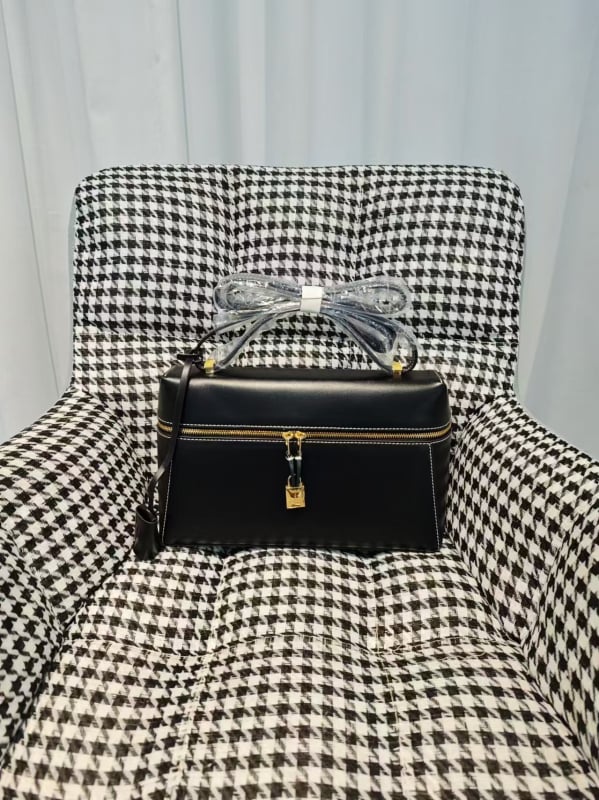 Geantă de mână din piele de vacă, formă orizontală pătrată, închidere cu fermoar, căptușeală velur, buzunar ID