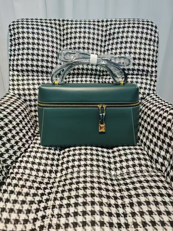 Geantă de mână din piele de vacă, formă orizontală pătrată, închidere cu fermoar, căptușeală velur, buzunar ID