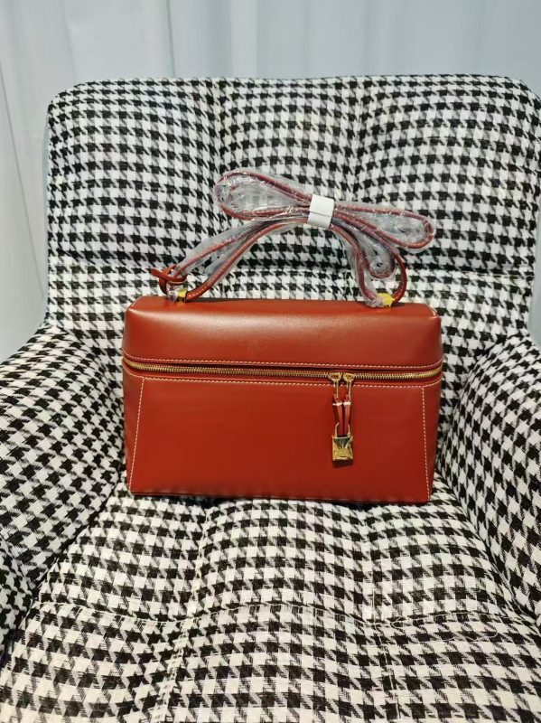 Geantă de mână din piele de vacă, formă orizontală pătrată, închidere cu fermoar, căptușeală velur, buzunar ID