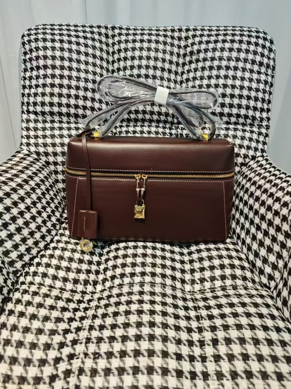 Geantă de mână din piele de vacă, formă orizontală pătrată, închidere cu fermoar, căptușeală velur, buzunar ID