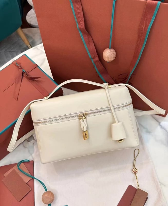 Geantă de mână din piele de vacă, formă orizontală pătrată, închidere cu fermoar, căptușeală velur, buzunar ID