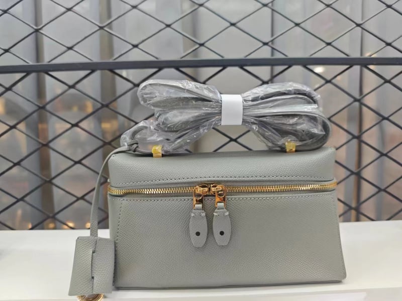 Geantă de mână din piele de vacă, formă orizontală pătrată, închidere cu fermoar, căptușeală velur, buzunar ID