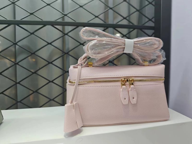 Geantă de mână din piele de vacă, formă orizontală pătrată, închidere cu fermoar, căptușeală velur, buzunar ID