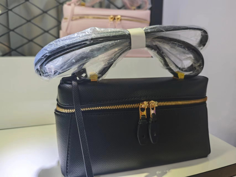 Geantă de mână din piele de vacă, formă orizontală pătrată, închidere cu fermoar, căptușeală velur, buzunar ID