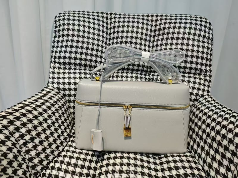 Geantă de mână din piele de vacă, formă orizontală pătrată, închidere cu fermoar, căptușeală velur, buzunar ID