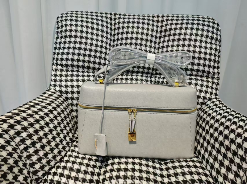 Geantă de mână din piele de vacă, formă orizontală pătrată, închidere cu fermoar, căptușeală velur, buzunar ID