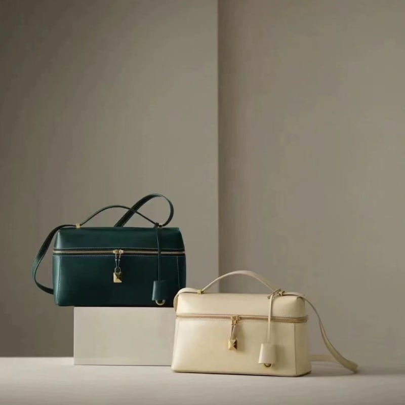 Geantă de mână din piele de vacă, formă orizontală pătrată, închidere cu fermoar, căptușeală velur, buzunar ID