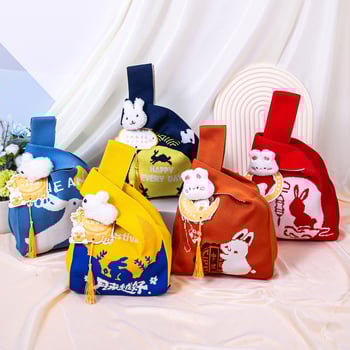 Πλεκτή τσάντα με πολλαπλές θήκες σε εθνικό στυλ — κάθετη τετράγωνη μορφή, επένδυση πολυεστέρα, εσωτερικές θήκες: κρυφή θήκη με φερμουάρ, θήκη κινητού, θήκη ταυτότητας και θήκη για κάμερα; κατάλληλη για καθημερινή χρήση