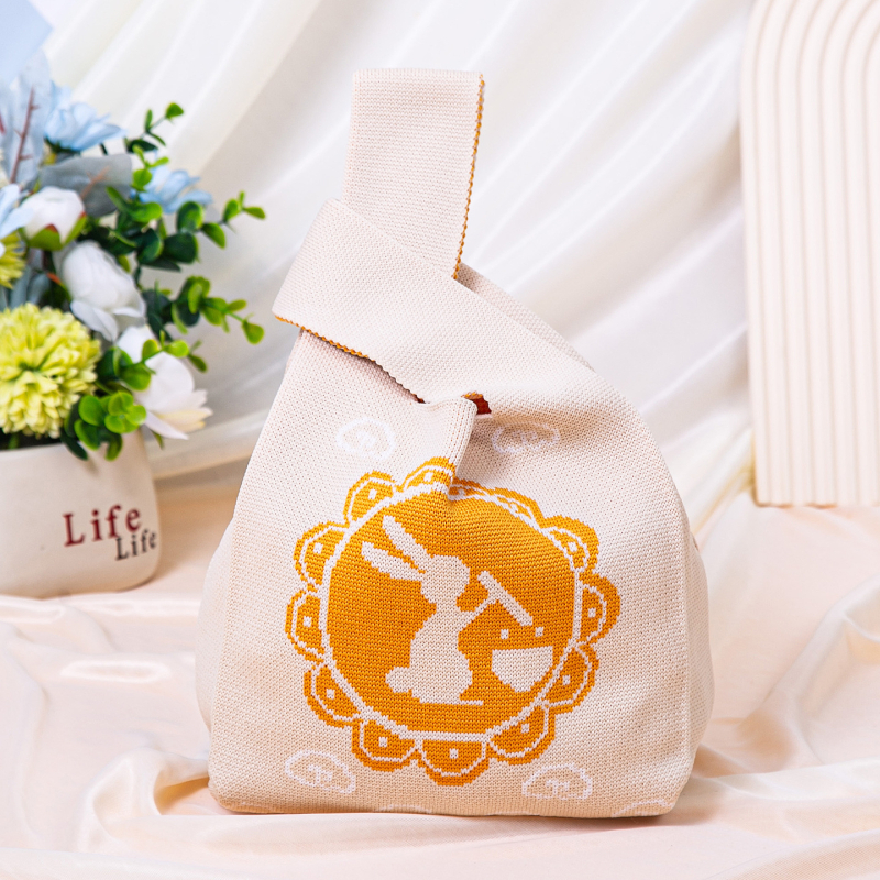 Πλεκτή τσάντα με πολλαπλές θήκες σε εθνικό στυλ — κάθετη τετράγωνη μορφή, επένδυση πολυεστέρα, εσωτερικές θήκες: κρυφή θήκη με φερμουάρ, θήκη κινητού, θήκη ταυτότητας και θήκη για κάμερα; κατάλληλη για καθημερινή χρήση