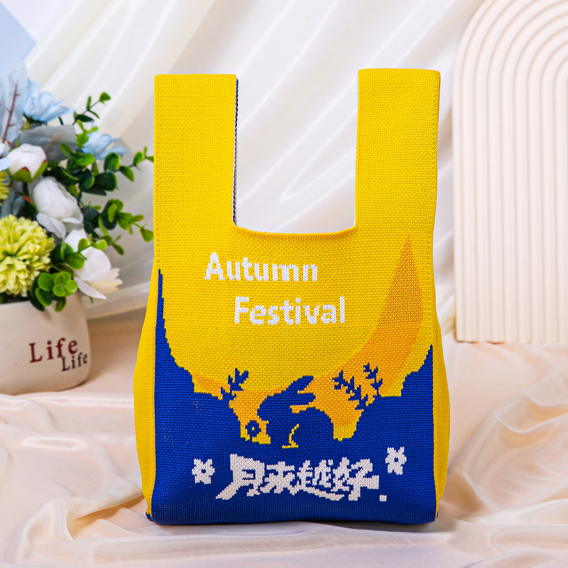 Πλεκτή τσάντα με πολλαπλές θήκες σε εθνικό στυλ — κάθετη τετράγωνη μορφή, επένδυση πολυεστέρα, εσωτερικές θήκες: κρυφή θήκη με φερμουάρ, θήκη κινητού, θήκη ταυτότητας και θήκη για κάμερα; κατάλληλη για καθημερινή χρήση