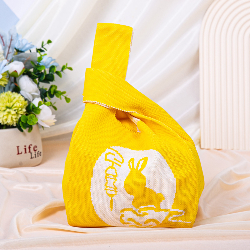 Πλεκτή τσάντα με πολλαπλές θήκες σε εθνικό στυλ — κάθετη τετράγωνη μορφή, επένδυση πολυεστέρα, εσωτερικές θήκες: κρυφή θήκη με φερμουάρ, θήκη κινητού, θήκη ταυτότητας και θήκη για κάμερα; κατάλληλη για καθημερινή χρήση