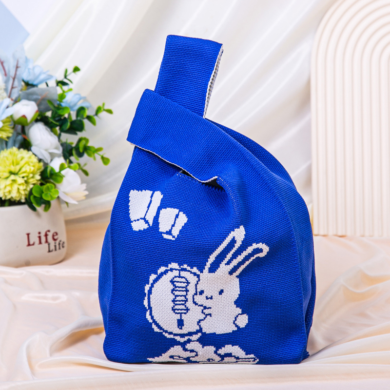 Πλεκτή τσάντα με πολλαπλές θήκες σε εθνικό στυλ — κάθετη τετράγωνη μορφή, επένδυση πολυεστέρα, εσωτερικές θήκες: κρυφή θήκη με φερμουάρ, θήκη κινητού, θήκη ταυτότητας και θήκη για κάμερα; κατάλληλη για καθημερινή χρήση