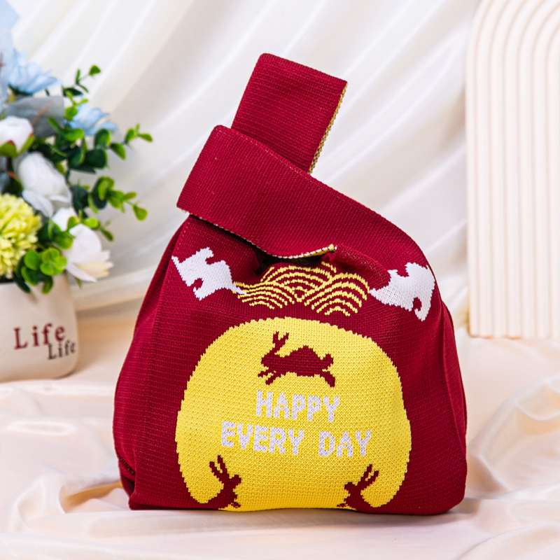 Πλεκτή τσάντα με πολλαπλές θήκες σε εθνικό στυλ — κάθετη τετράγωνη μορφή, επένδυση πολυεστέρα, εσωτερικές θήκες: κρυφή θήκη με φερμουάρ, θήκη κινητού, θήκη ταυτότητας και θήκη για κάμερα; κατάλληλη για καθημερινή χρήση