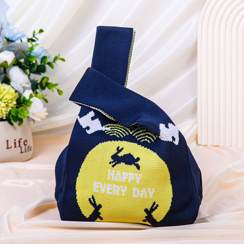 Πλεκτή τσάντα με πολλαπλές θήκες σε εθνικό στυλ — κάθετη τετράγωνη μορφή, επένδυση πολυεστέρα, εσωτερικές θήκες: κρυφή θήκη με φερμουάρ, θήκη κινητού, θήκη ταυτότητας και θήκη για κάμερα; κατάλληλη για καθημερινή χρήση