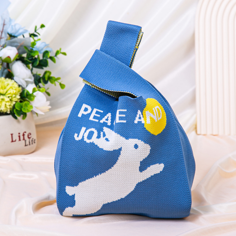 Πλεκτή τσάντα με πολλαπλές θήκες σε εθνικό στυλ — κάθετη τετράγωνη μορφή, επένδυση πολυεστέρα, εσωτερικές θήκες: κρυφή θήκη με φερμουάρ, θήκη κινητού, θήκη ταυτότητας και θήκη για κάμερα; κατάλληλη για καθημερινή χρήση