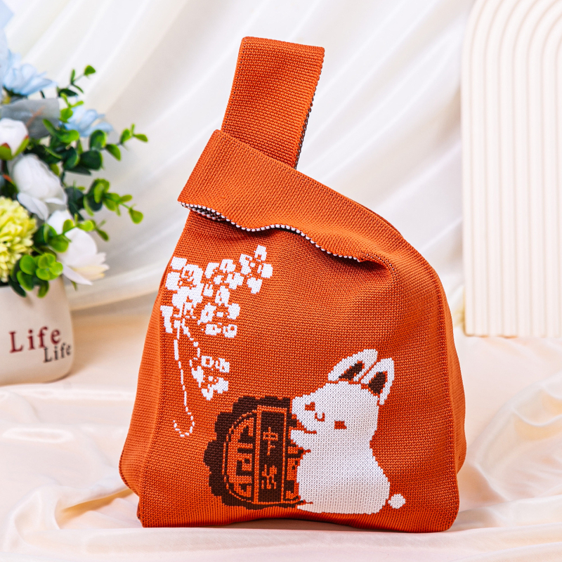 Πλεκτή τσάντα με πολλαπλές θήκες σε εθνικό στυλ — κάθετη τετράγωνη μορφή, επένδυση πολυεστέρα, εσωτερικές θήκες: κρυφή θήκη με φερμουάρ, θήκη κινητού, θήκη ταυτότητας και θήκη για κάμερα; κατάλληλη για καθημερινή χρήση