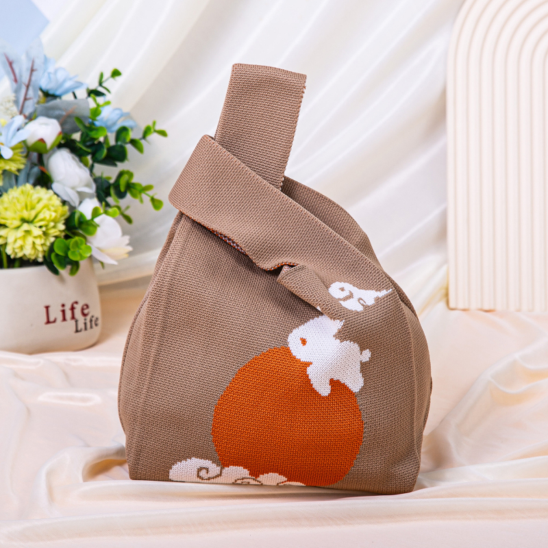 Πλεκτή τσάντα με πολλαπλές θήκες σε εθνικό στυλ — κάθετη τετράγωνη μορφή, επένδυση πολυεστέρα, εσωτερικές θήκες: κρυφή θήκη με φερμουάρ, θήκη κινητού, θήκη ταυτότητας και θήκη για κάμερα; κατάλληλη για καθημερινή χρήση