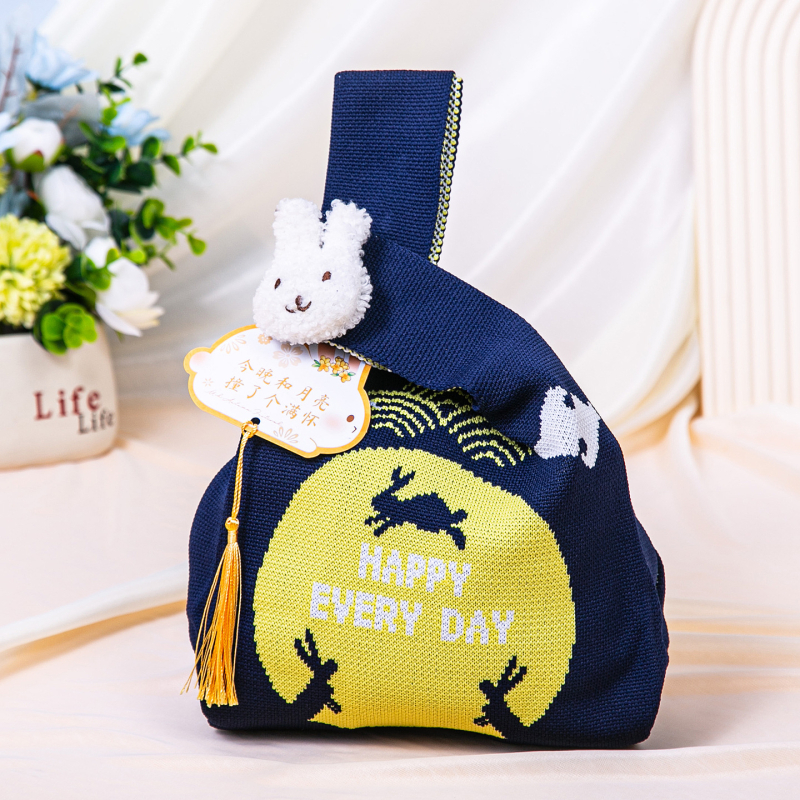 Πλεκτή τσάντα με πολλαπλές θήκες σε εθνικό στυλ — κάθετη τετράγωνη μορφή, επένδυση πολυεστέρα, εσωτερικές θήκες: κρυφή θήκη με φερμουάρ, θήκη κινητού, θήκη ταυτότητας και θήκη για κάμερα; κατάλληλη για καθημερινή χρήση