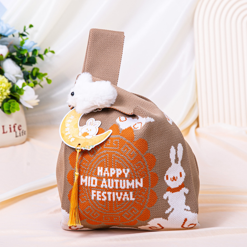 Πλεκτή τσάντα με πολλαπλές θήκες σε εθνικό στυλ — κάθετη τετράγωνη μορφή, επένδυση πολυεστέρα, εσωτερικές θήκες: κρυφή θήκη με φερμουάρ, θήκη κινητού, θήκη ταυτότητας και θήκη για κάμερα; κατάλληλη για καθημερινή χρήση