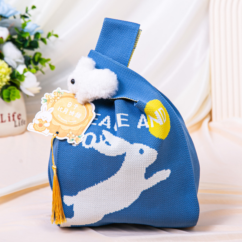 Πλεκτή τσάντα με πολλαπλές θήκες σε εθνικό στυλ — κάθετη τετράγωνη μορφή, επένδυση πολυεστέρα, εσωτερικές θήκες: κρυφή θήκη με φερμουάρ, θήκη κινητού, θήκη ταυτότητας και θήκη για κάμερα; κατάλληλη για καθημερινή χρήση