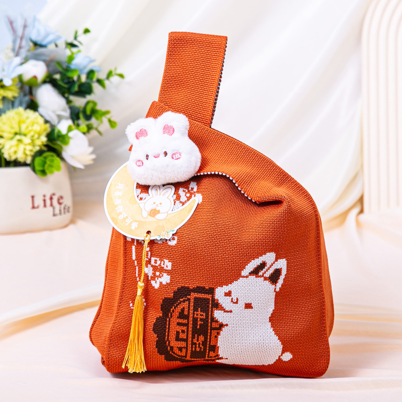 Πλεκτή τσάντα με πολλαπλές θήκες σε εθνικό στυλ — κάθετη τετράγωνη μορφή, επένδυση πολυεστέρα, εσωτερικές θήκες: κρυφή θήκη με φερμουάρ, θήκη κινητού, θήκη ταυτότητας και θήκη για κάμερα; κατάλληλη για καθημερινή χρήση