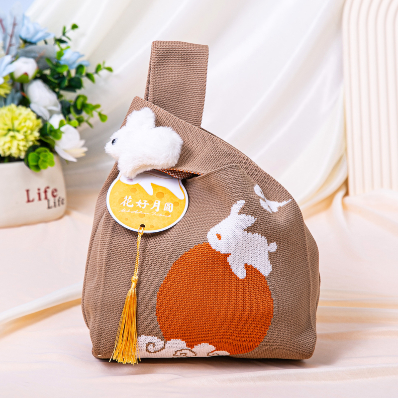 Πλεκτή τσάντα με πολλαπλές θήκες σε εθνικό στυλ — κάθετη τετράγωνη μορφή, επένδυση πολυεστέρα, εσωτερικές θήκες: κρυφή θήκη με φερμουάρ, θήκη κινητού, θήκη ταυτότητας και θήκη για κάμερα; κατάλληλη για καθημερινή χρήση