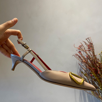 Γυναικείες σανδάλια με ένα λουρί, μυτερή μύτη, λεπτό τακούνι 3–6 cm, σόλα από καουτσούκ, επάνω υλικό: super fiber