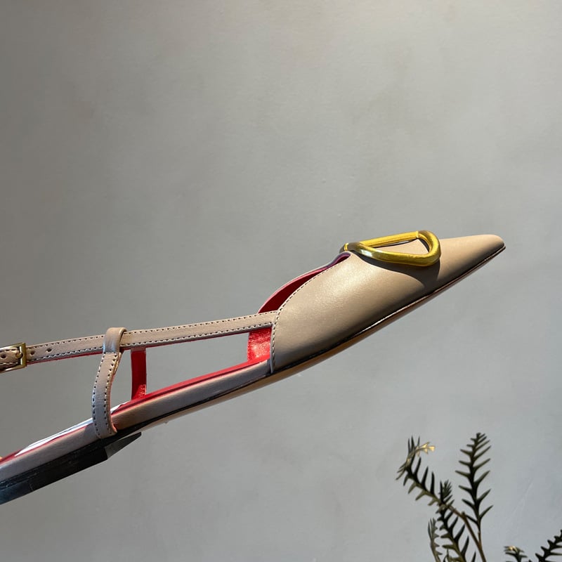 Γυναικείες σανδάλια με ένα λουρί, μυτερή μύτη, λεπτό τακούνι 3–6 cm, σόλα από καουτσούκ, επάνω υλικό: super fiber