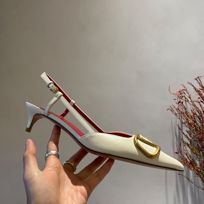 Γυναικείες σανδάλια με ένα λουρί, μυτερή μύτη, λεπτό τακούνι 3–6 cm, σόλα από καουτσούκ, επάνω υλικό: super fiber