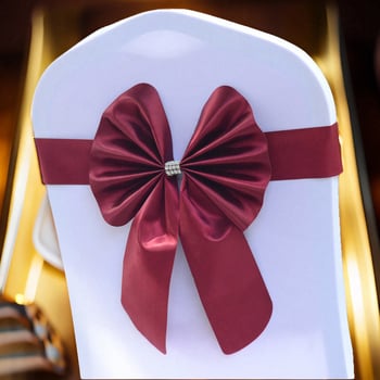 Reštaurácia, hotel, svadobná hostina, operadlo stoličky pre tlačové konferencie s kvetinovou stuhou, elastická dekorácia operadla stoličky