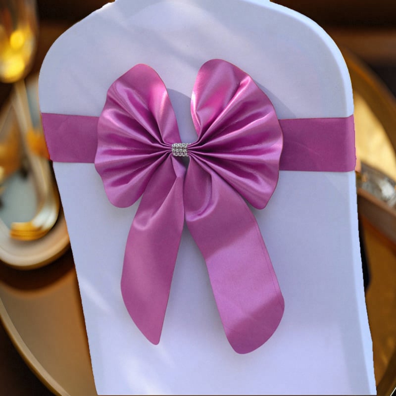 Reštaurácia, hotel, svadobná hostina, operadlo stoličky pre tlačové konferencie s kvetinovou stuhou, elastická dekorácia operadla stoličky