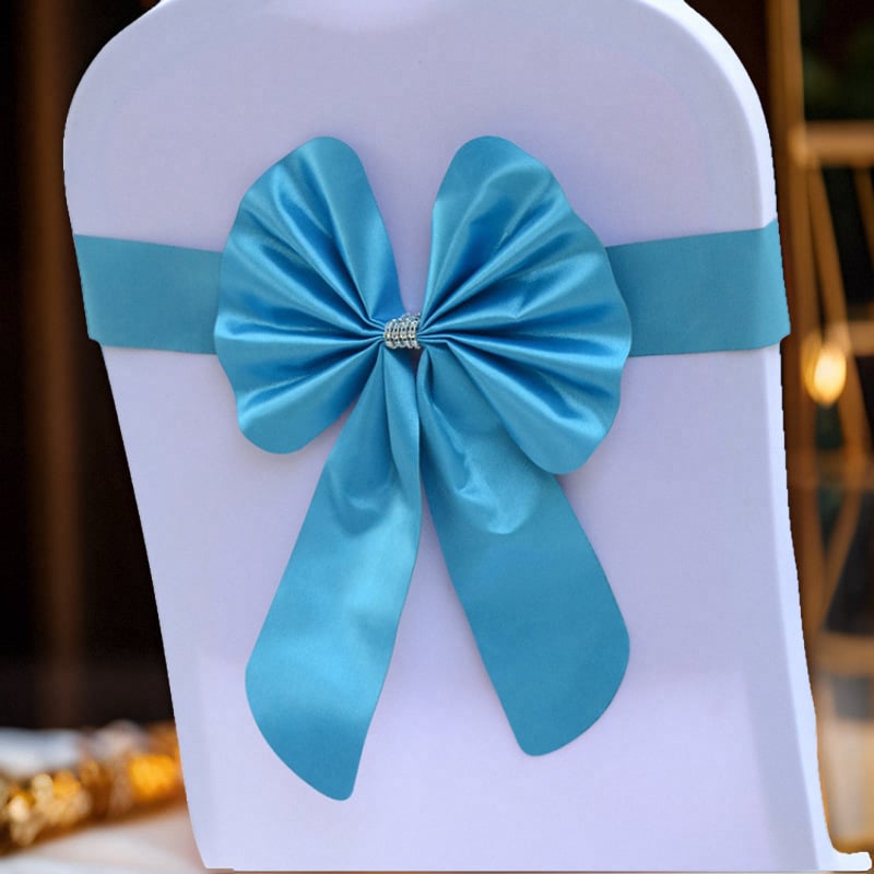 Reštaurácia, hotel, svadobná hostina, operadlo stoličky pre tlačové konferencie s kvetinovou stuhou, elastická dekorácia operadla stoličky