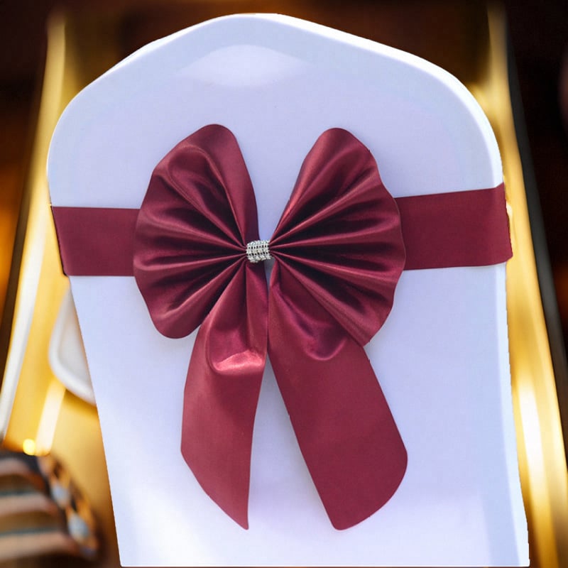 Reštaurácia, hotel, svadobná hostina, operadlo stoličky pre tlačové konferencie s kvetinovou stuhou, elastická dekorácia operadla stoličky