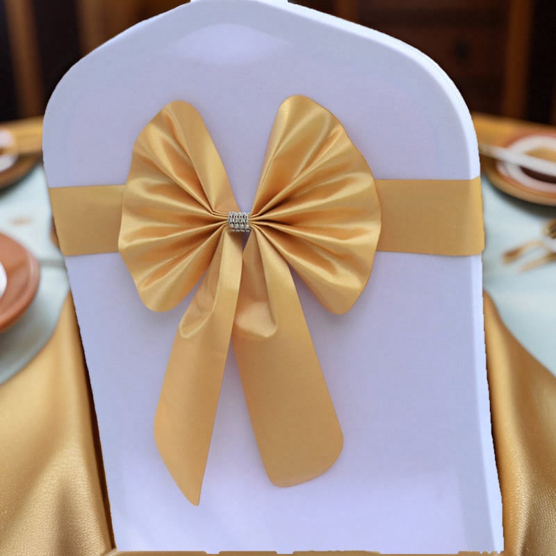 Reštaurácia, hotel, svadobná hostina, operadlo stoličky pre tlačové konferencie s kvetinovou stuhou, elastická dekorácia operadla stoličky