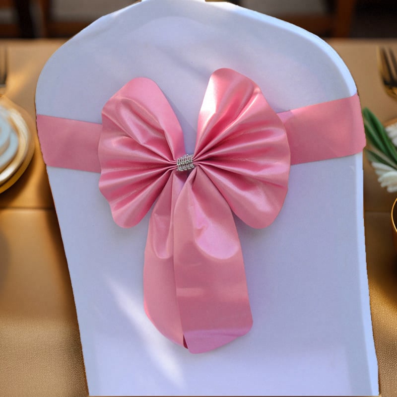 Reštaurácia, hotel, svadobná hostina, operadlo stoličky pre tlačové konferencie s kvetinovou stuhou, elastická dekorácia operadla stoličky