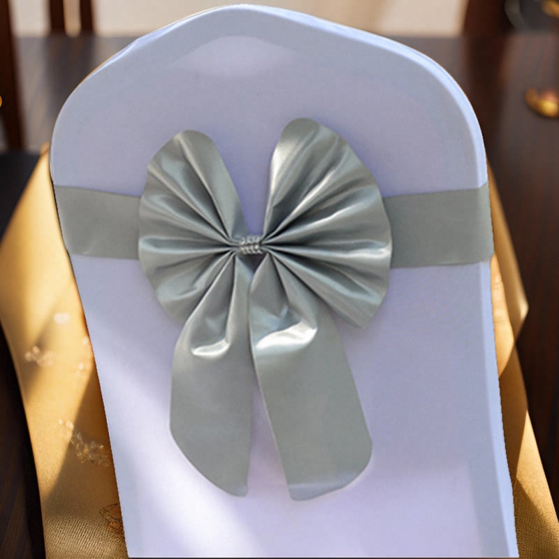 Reštaurácia, hotel, svadobná hostina, operadlo stoličky pre tlačové konferencie s kvetinovou stuhou, elastická dekorácia operadla stoličky