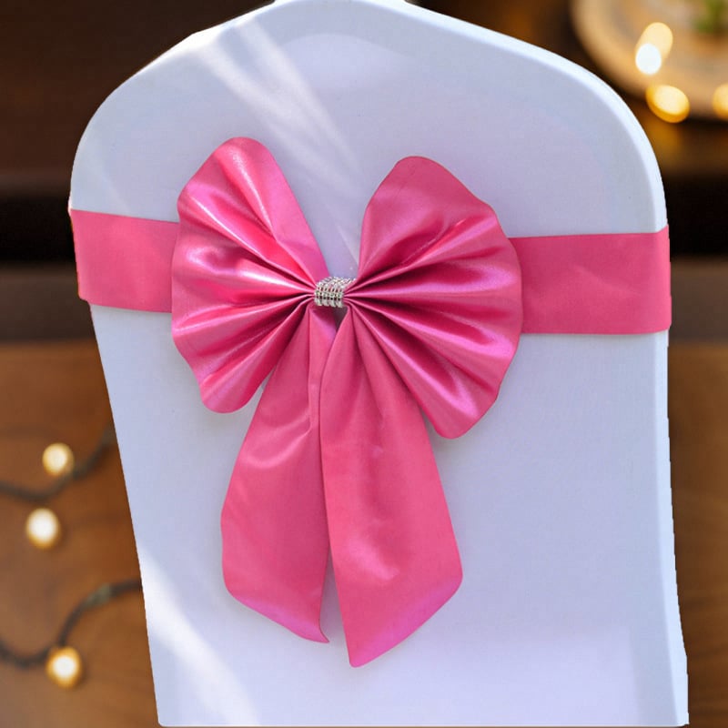 Reštaurácia, hotel, svadobná hostina, operadlo stoličky pre tlačové konferencie s kvetinovou stuhou, elastická dekorácia operadla stoličky